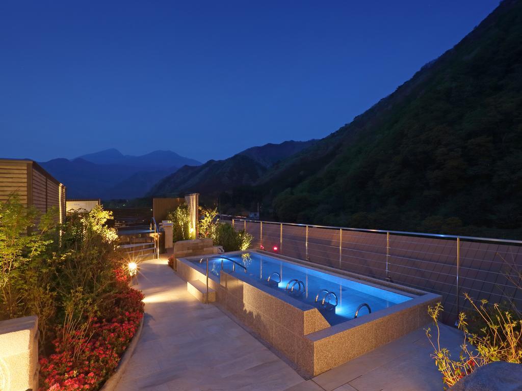 Asaya Hotel Nikko Eksteriør billede A rooftop onsen in Japan